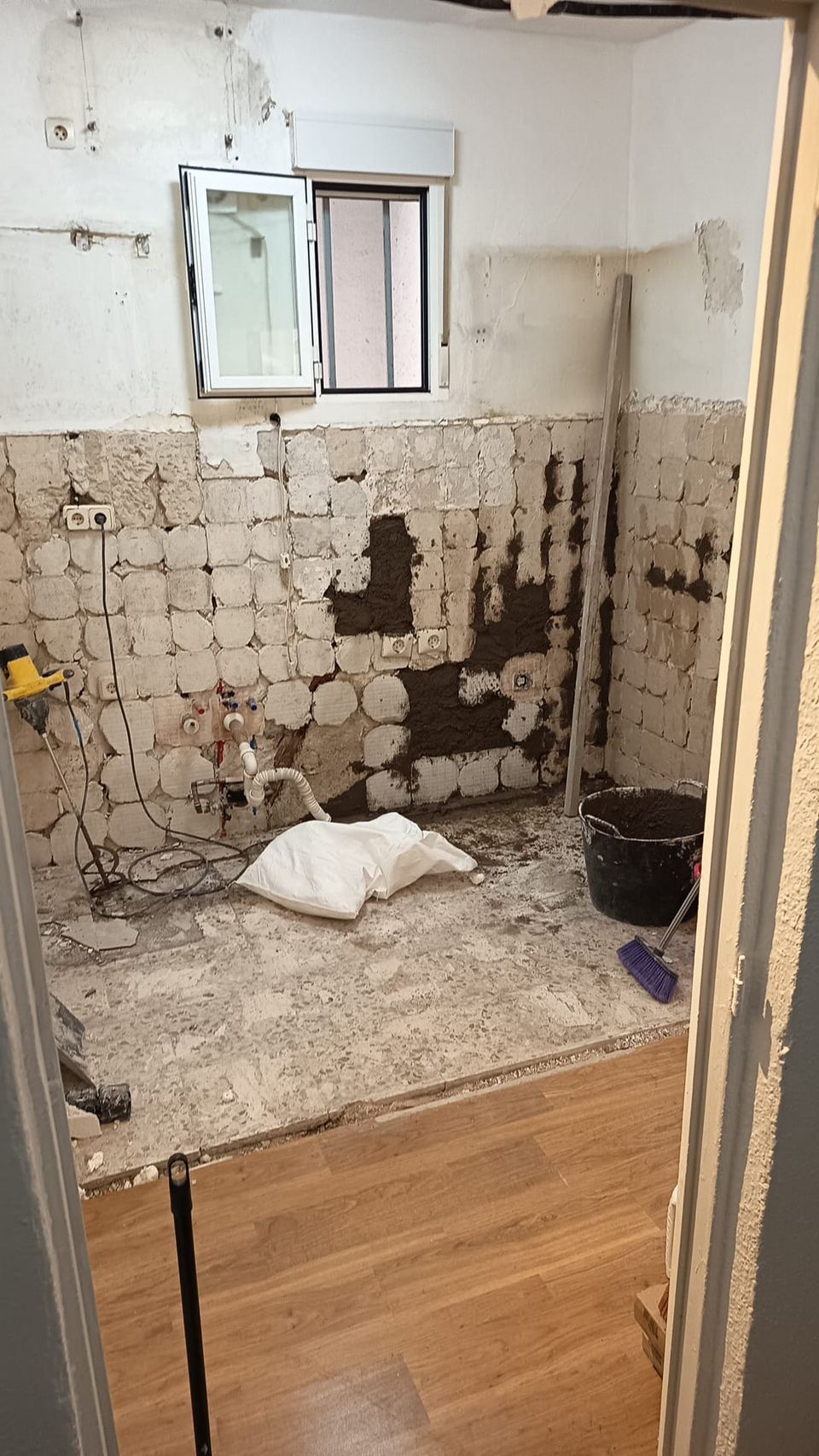 Baño picado, con las instalaciones a la vista