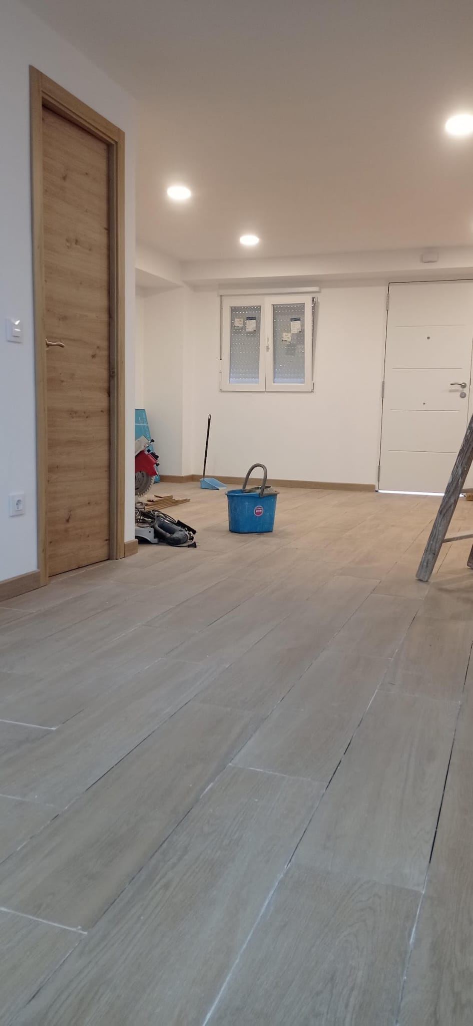 Dormitorio con puertas de madera y suelo laminado