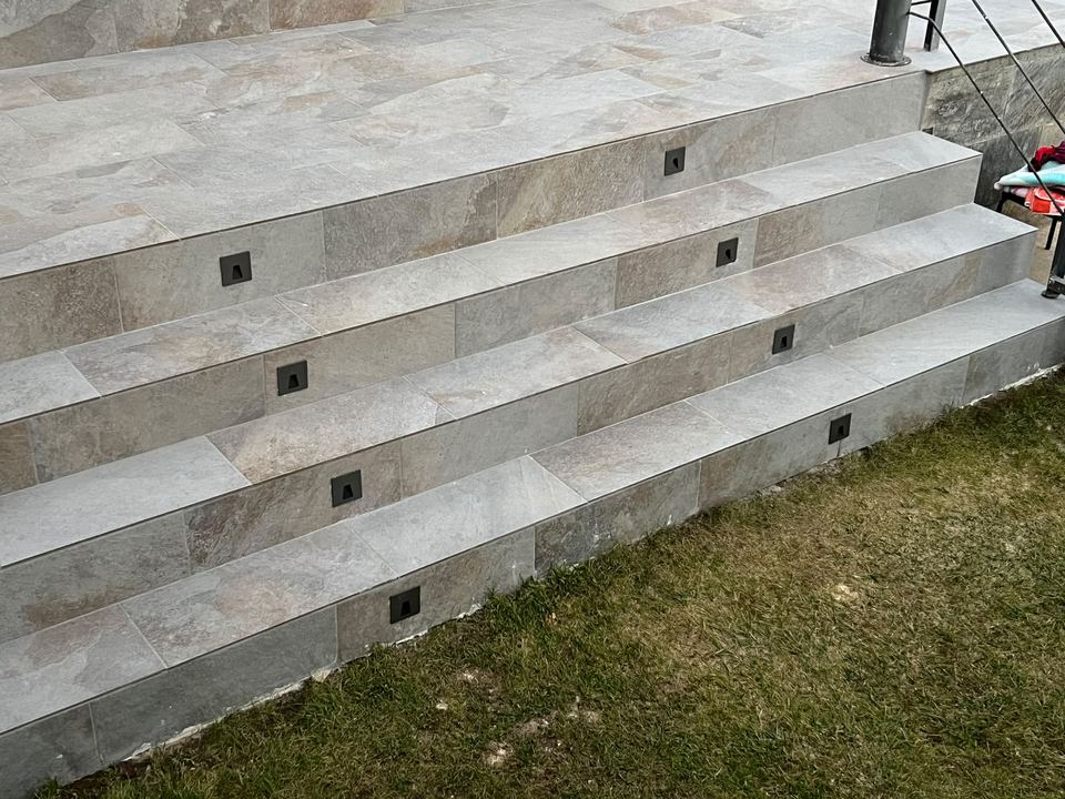 Escalera exterior de obra revestida con gres porcelánico