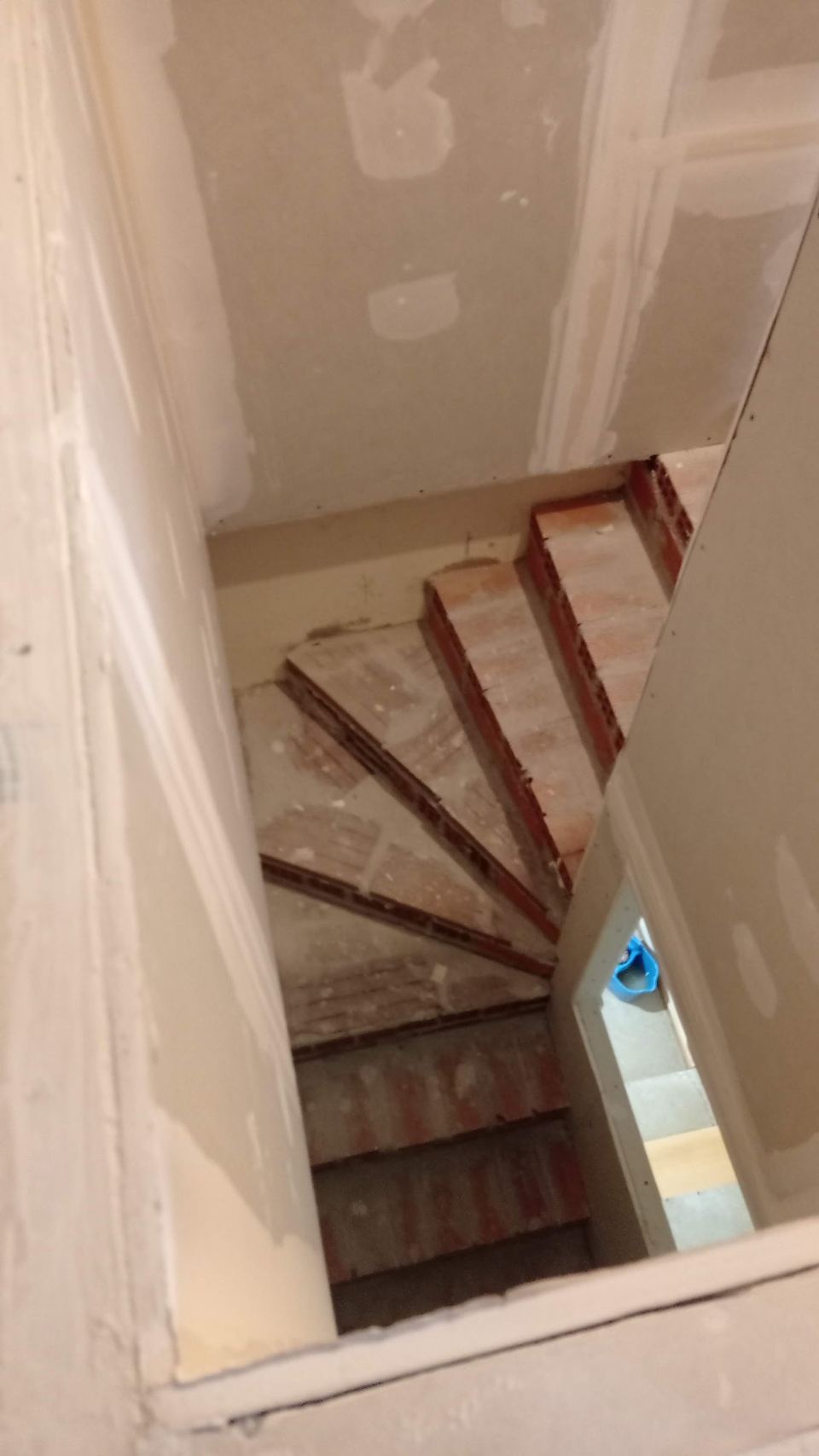 Escalera interior revestida en madera clara