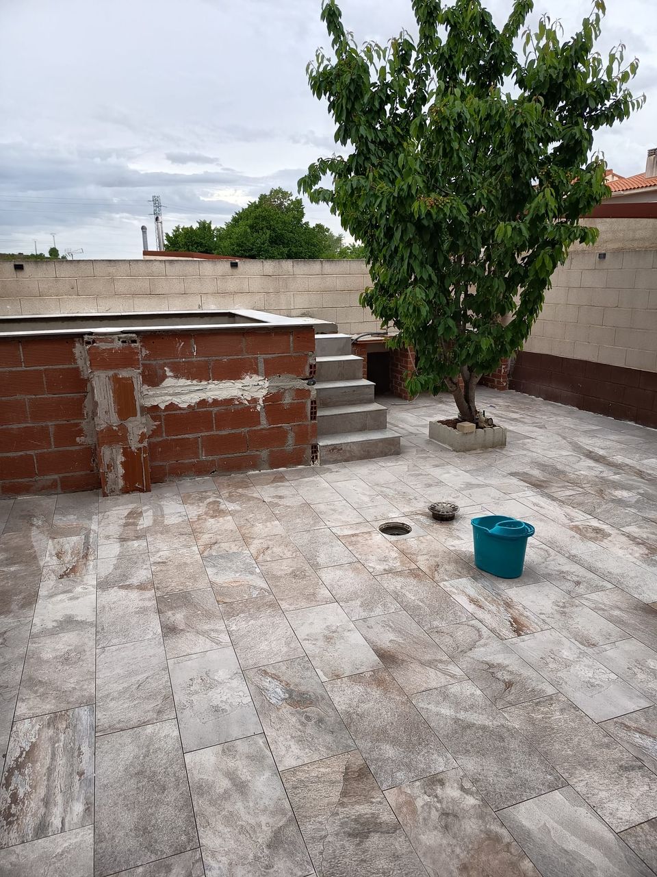 Vaso de ladrillo de la piscina y escalera de obra durante la construcción