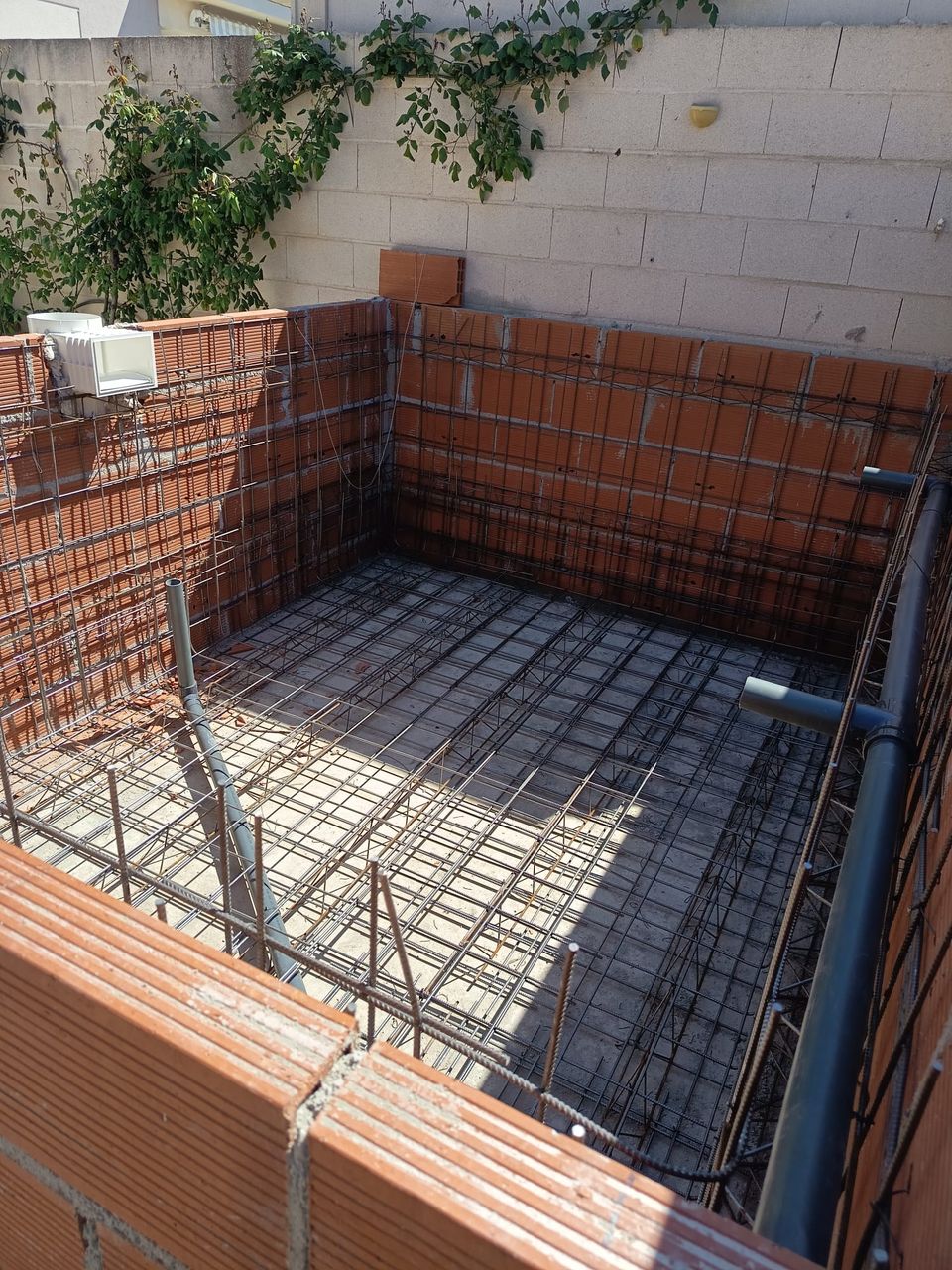 Armado de hierro del vaso de la piscina sobre los muros de ladrillo, antes del hormigonado
