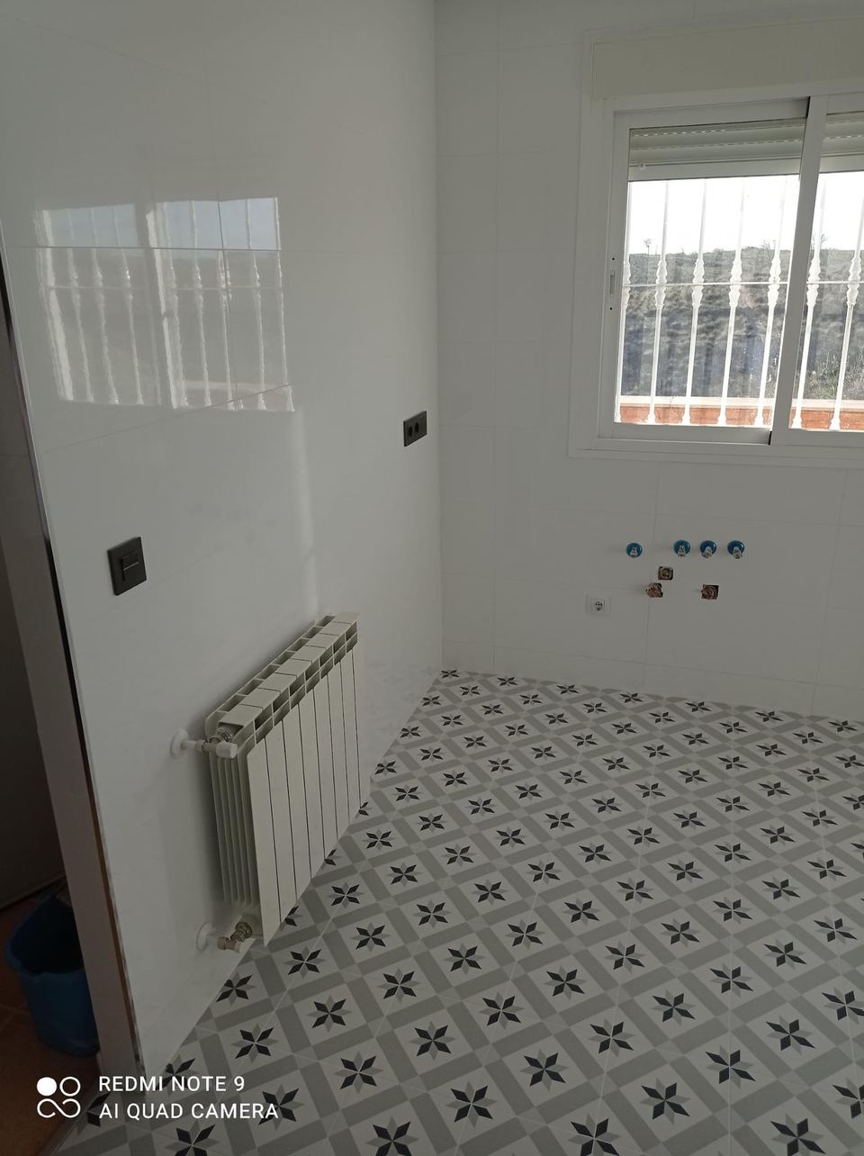 Habitación con suelo tipo hidráulico y radiador nuevo