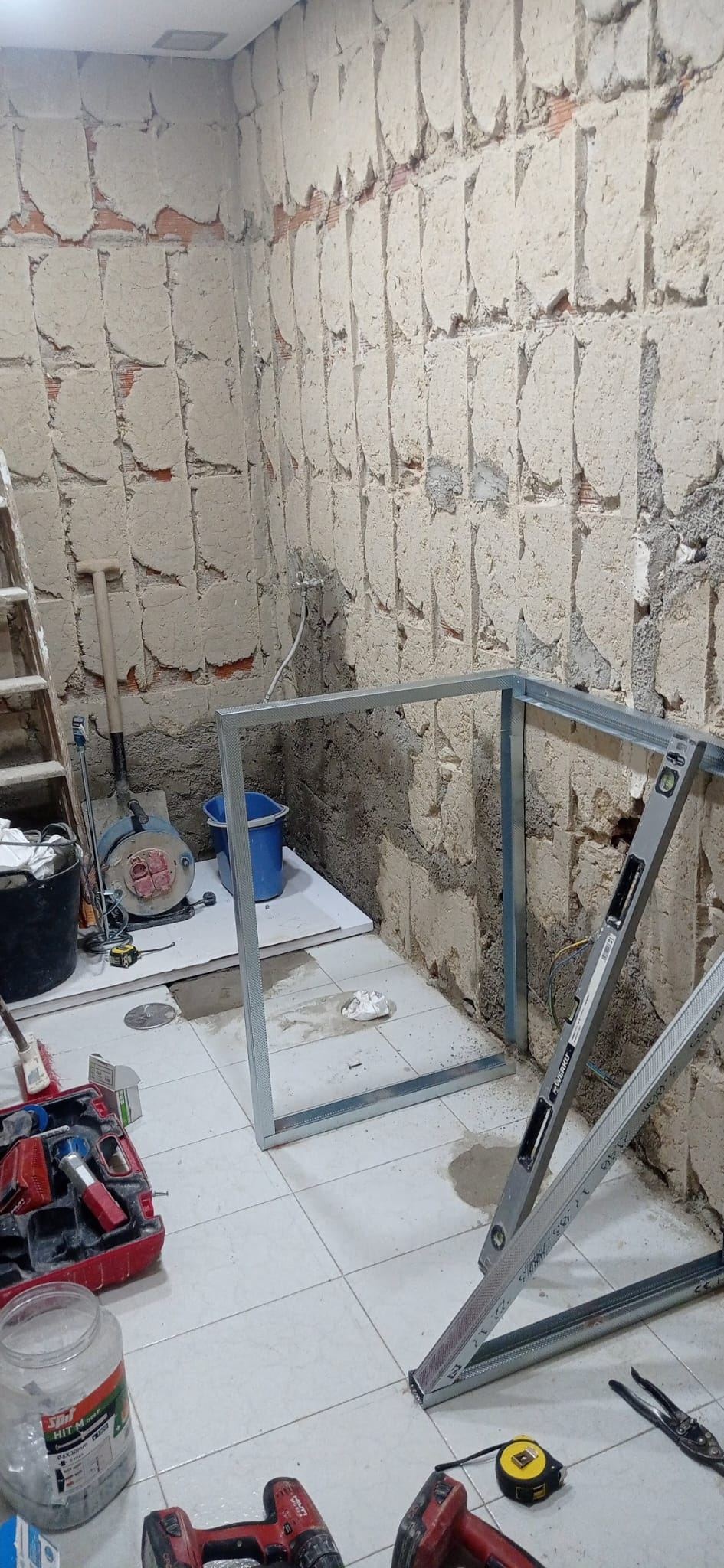 Lavadero en obra, con la estructura metálica del mueble