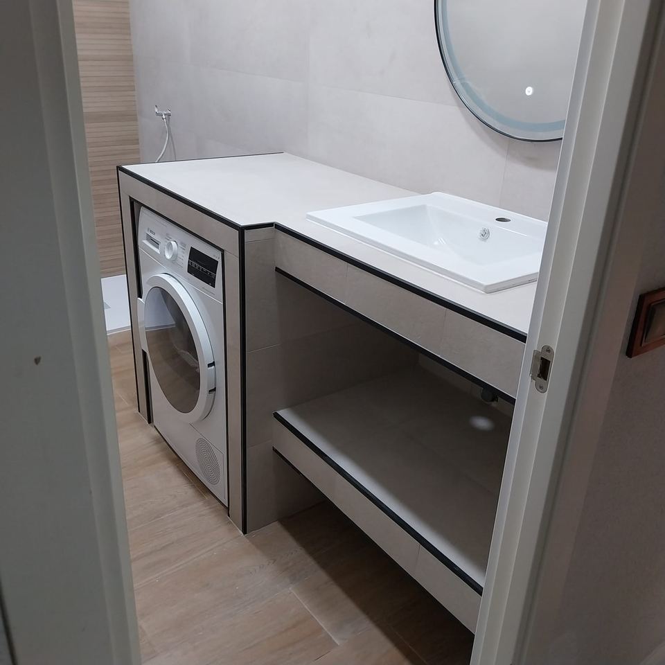 Lavadero terminado con lavadora integrada y lavabo