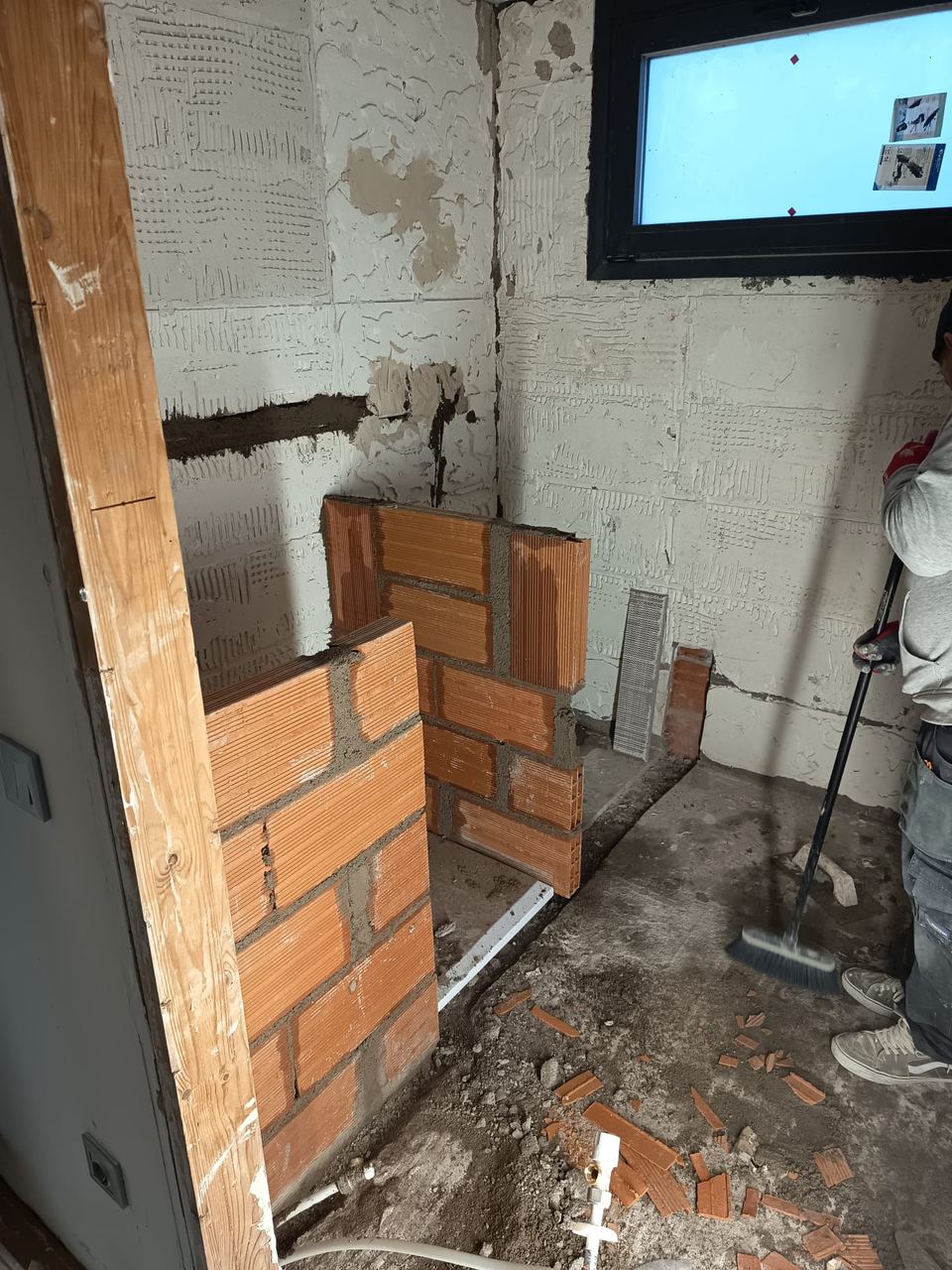 Vivienda en obra, con tabiques de ladrillo recién levantados