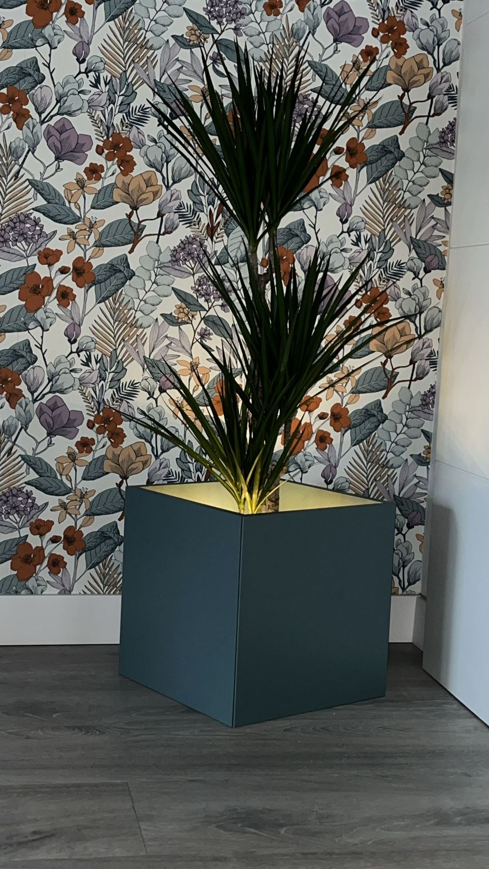 Salón con papel pintado floral y jardinera