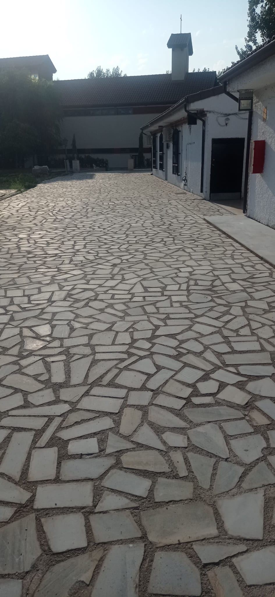 Patio terminado con solado de piedra irregular