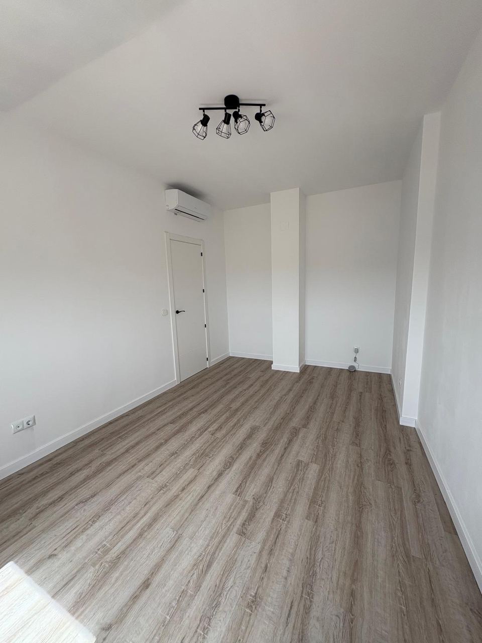 Salón reformado con tarima y aire acondicionado