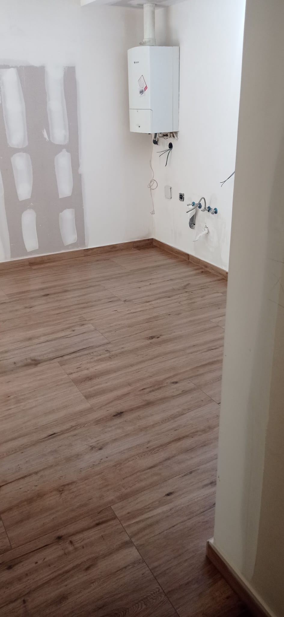 Suelo laminado efecto madera en vivienda reformada