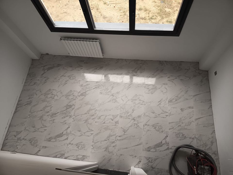 La misma vivienda con el suelo porcelánico efecto mármol terminado