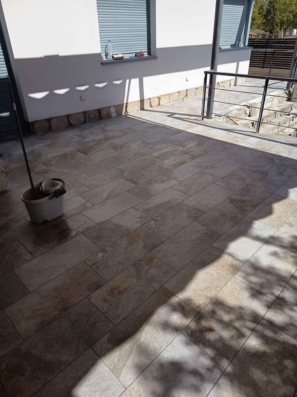 Terraza exterior con solado porcelánico efecto piedra